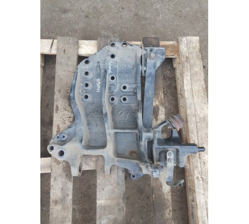 Кронштейн переднего усилителя бампера правый