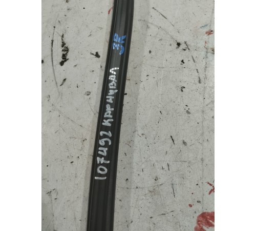 Уплотнитель стекла сдвижной двери правый внутренний