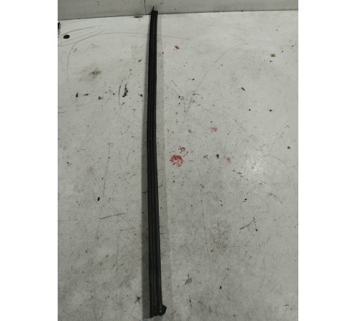 Уплотнитель стекла сдвижной двери правый внутренний