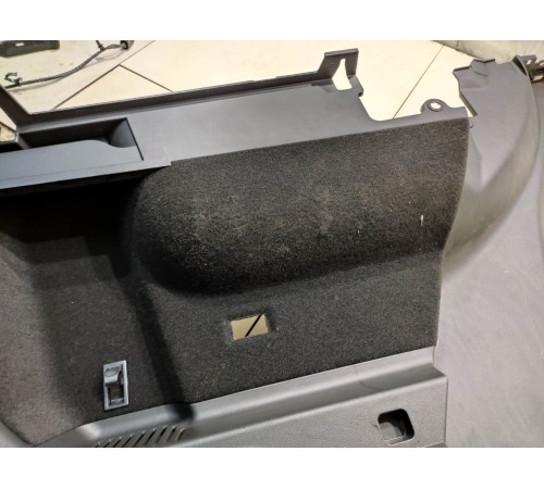 Обшивка багажника (задняя, правая)