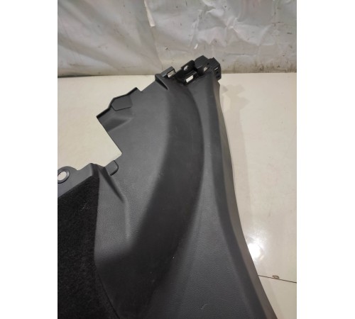 Обшивка багажника (задняя, правая)