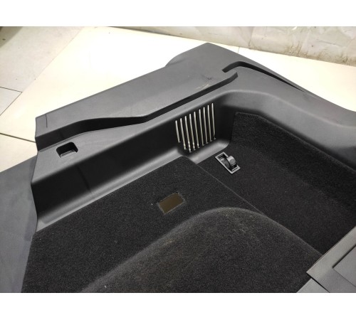 Обшивка багажника (задняя, правая)