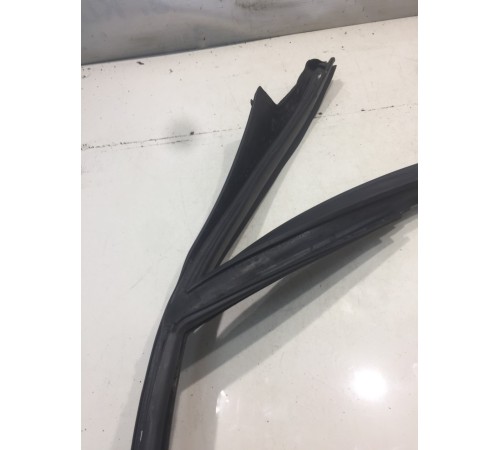 Уплотнитель стекла (передний, левый)