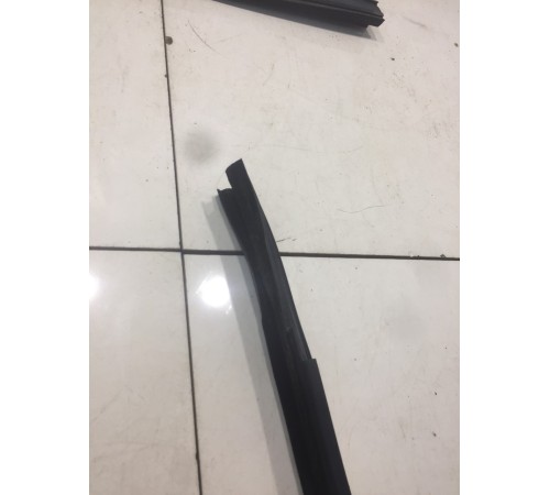 Уплотнитель стекла (передний, левый)