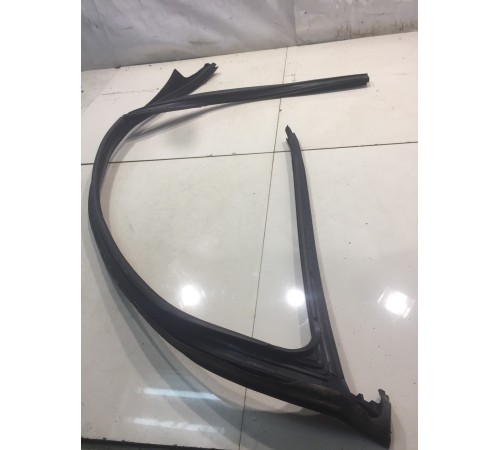 Уплотнитель стекла (передний, левый)