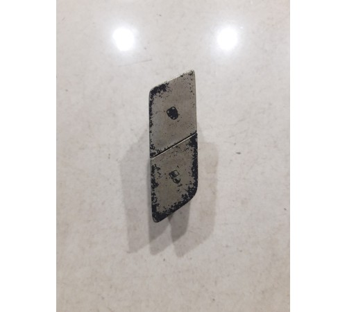 Кнопка блокировки дверей (центрального замка) передняя левая