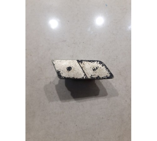 Кнопка блокировки дверей (центрального замка) передняя левая