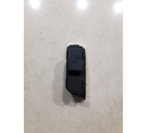 Кнопка блокировки дверей (центрального замка) передняя левая