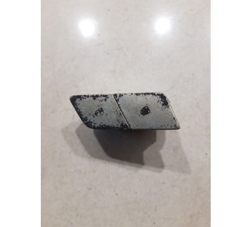 Кнопка блокировки дверей (центрального замка) передняя левая