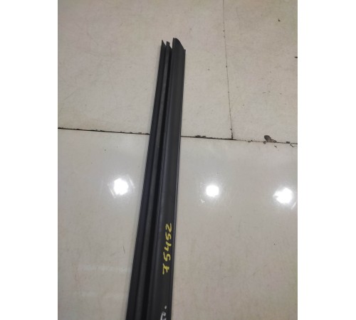 Уплотнитель стекла (передний, правый)