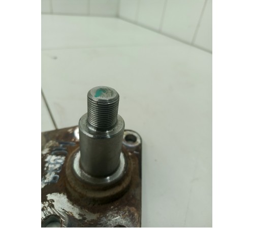 Ось ступицы задняя