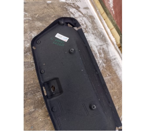 Обшивка крышки багажника