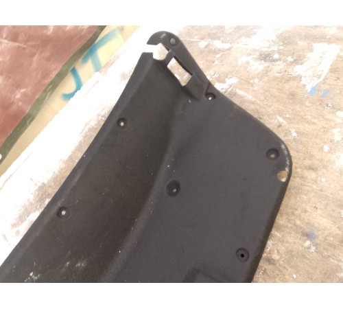 Обшивка крышки багажника