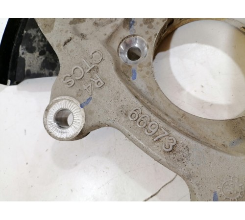 Кулак поворотный передний правый