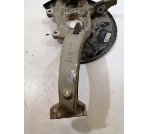 Кулак поворотный передний правый