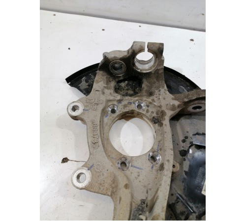 Кулак поворотный передний правый