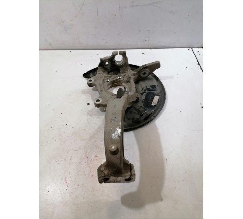 Кулак поворотный передний правый