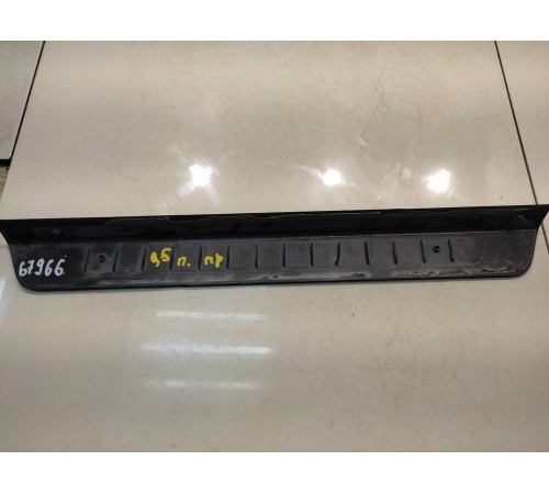 Накладка на порог (передняя, правая)