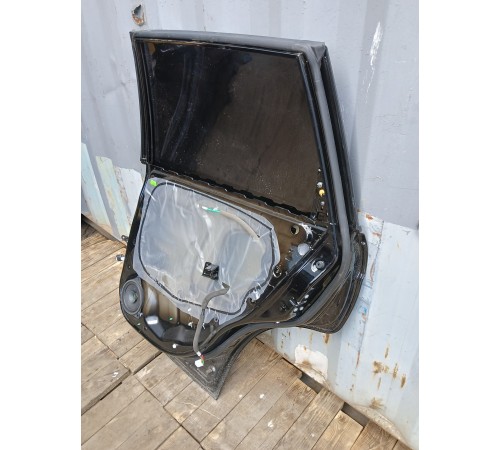 Дверь задняя правая в сборе