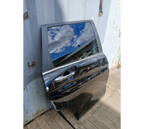 Дверь задняя правая в сборе