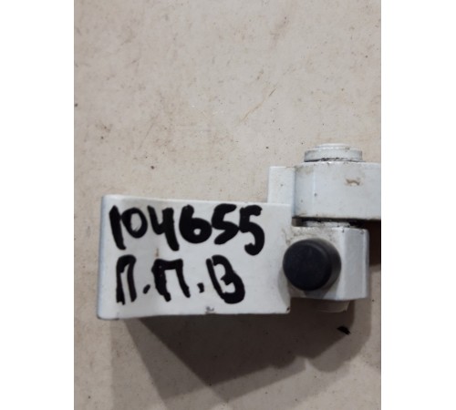 Петля двери(передняя правая верхняя)