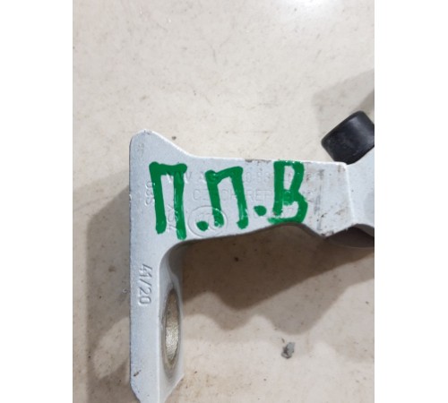 Петля двери(передняя правая верхняя)