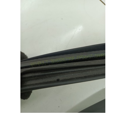 Уплотнитель двери передний правый