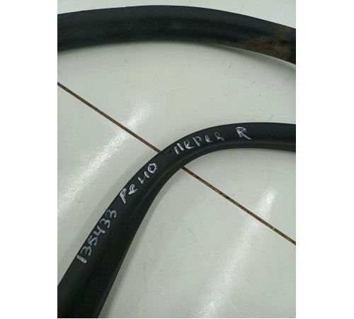 Уплотнитель двери передний правый