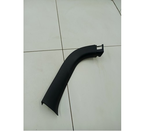 Обшивка крышки багажника правая