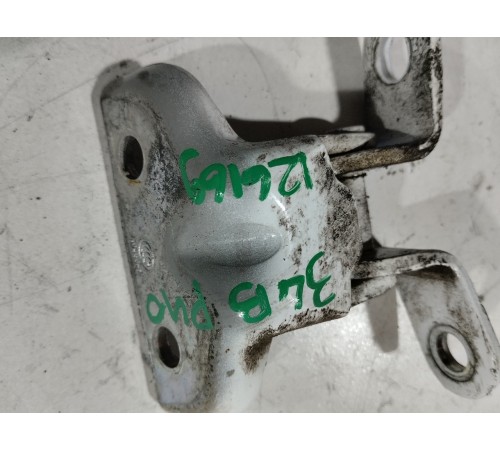 Петля двери задняя левая верхняя