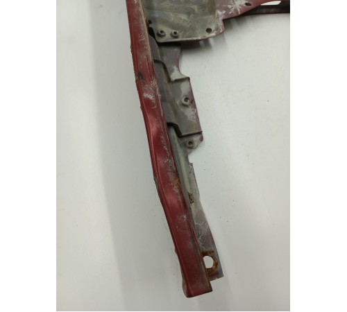 Передняя панель крепления замка капота