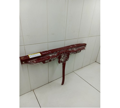 Передняя панель крепления замка капота