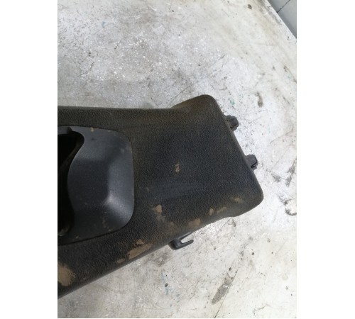 Декоративная накладка правой средней стойки (алькантара)