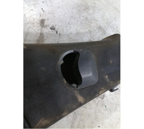 Декоративная накладка правой средней стойки (алькантара)