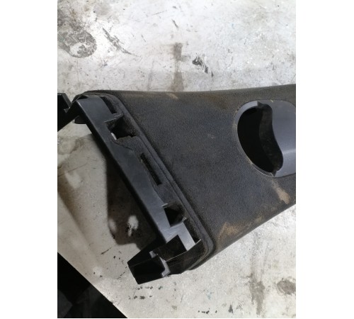 Декоративная накладка правой средней стойки (алькантара)