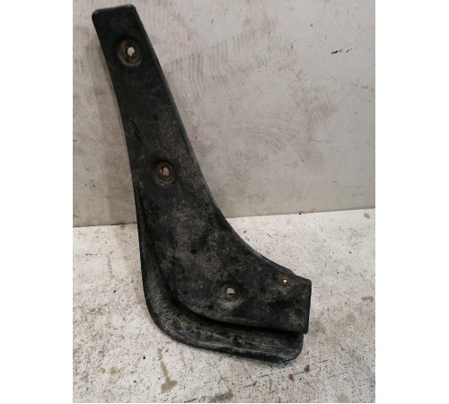 Брызговик передний правый