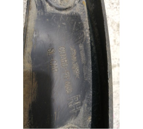 Брызговик передний правый