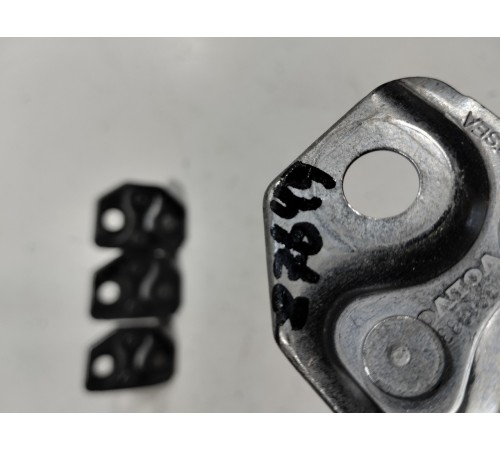 Петля замка двери