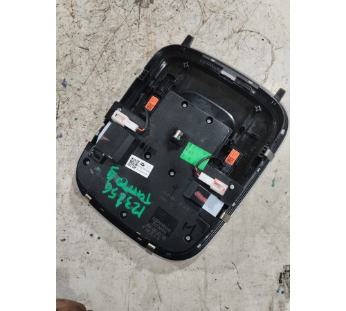 Плафон внутреннего освещения салона передний