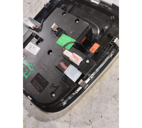 Плафон внутреннего освещения салона передний