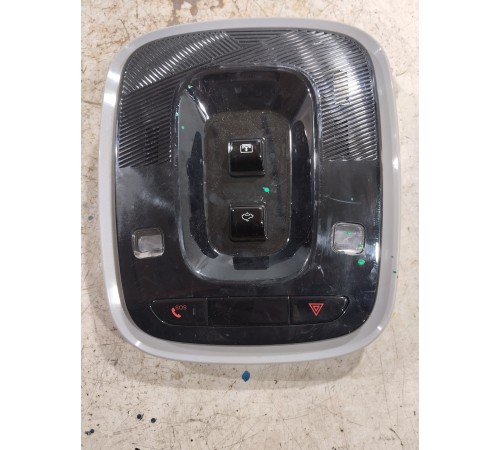 Плафон внутреннего освещения салона передний