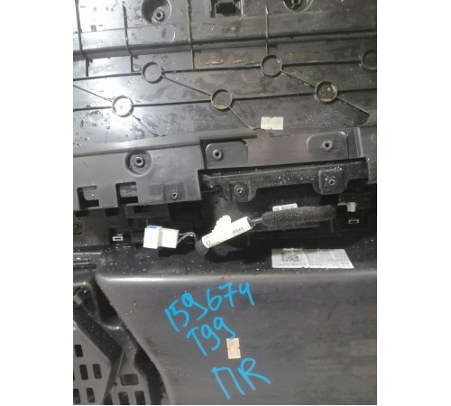 Обшивка двери передняя правая