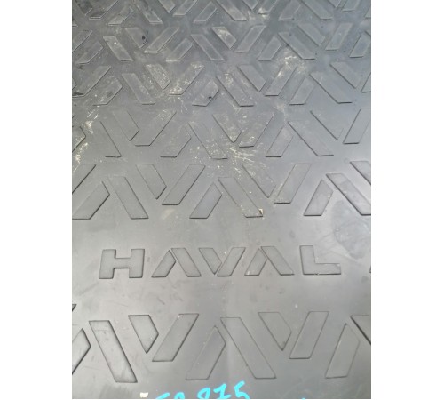 Резиновый коврик в багажник