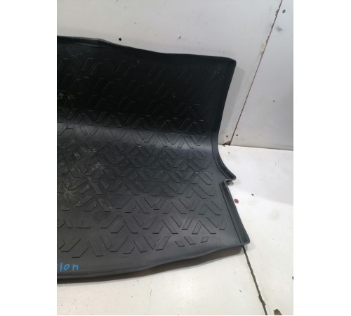 Резиновый коврик в багажник