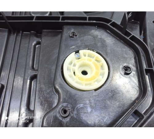 Стеклоподъемник (передний правый)