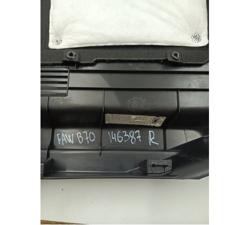 Обшивка багажника правая