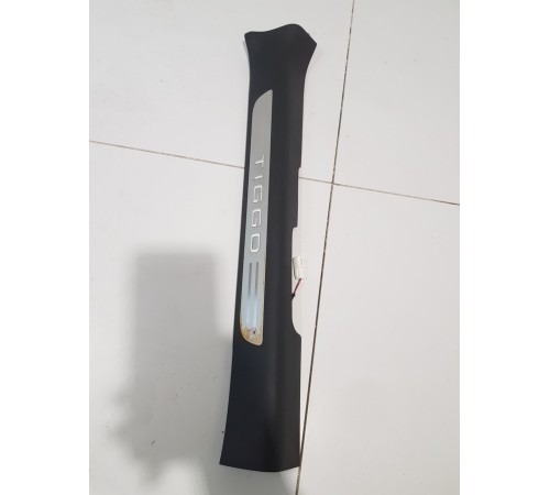 Накладка порога передняя левая