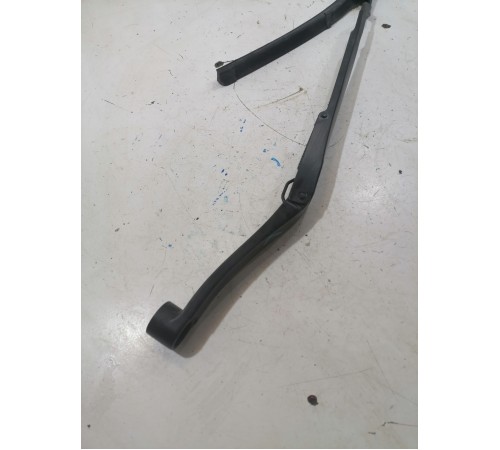 Поводок стеклоочистителя левый