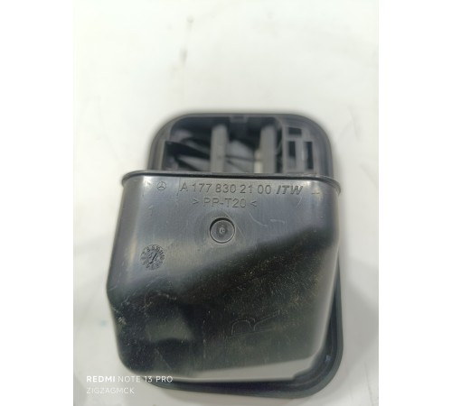 Вентиляционная решетка багажника правая