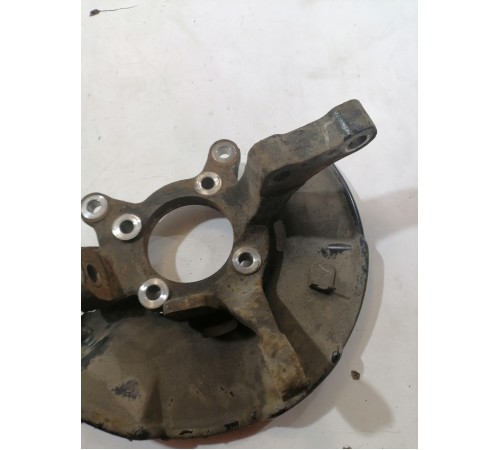 Кулак поворотный передний правый